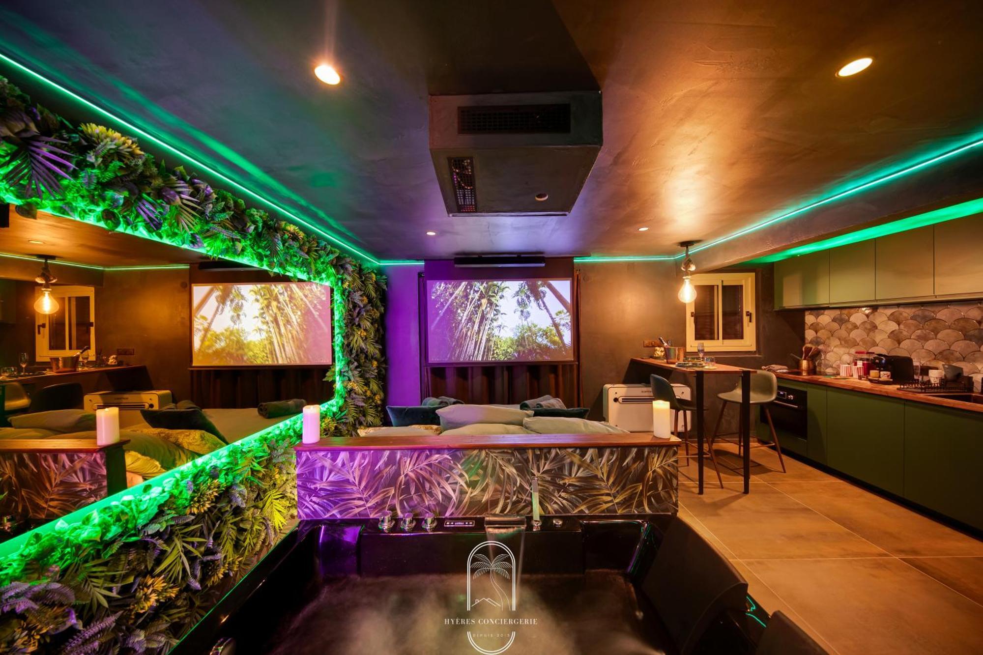 Jungle Balneo/cinema By Hc Hyeres