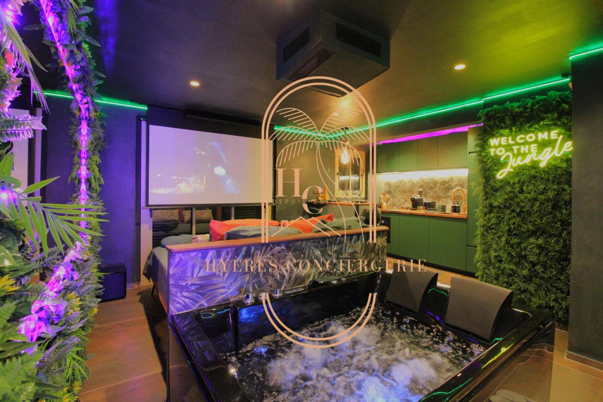 Jungle Balneo/cinema By Hc Apartment Hyeres