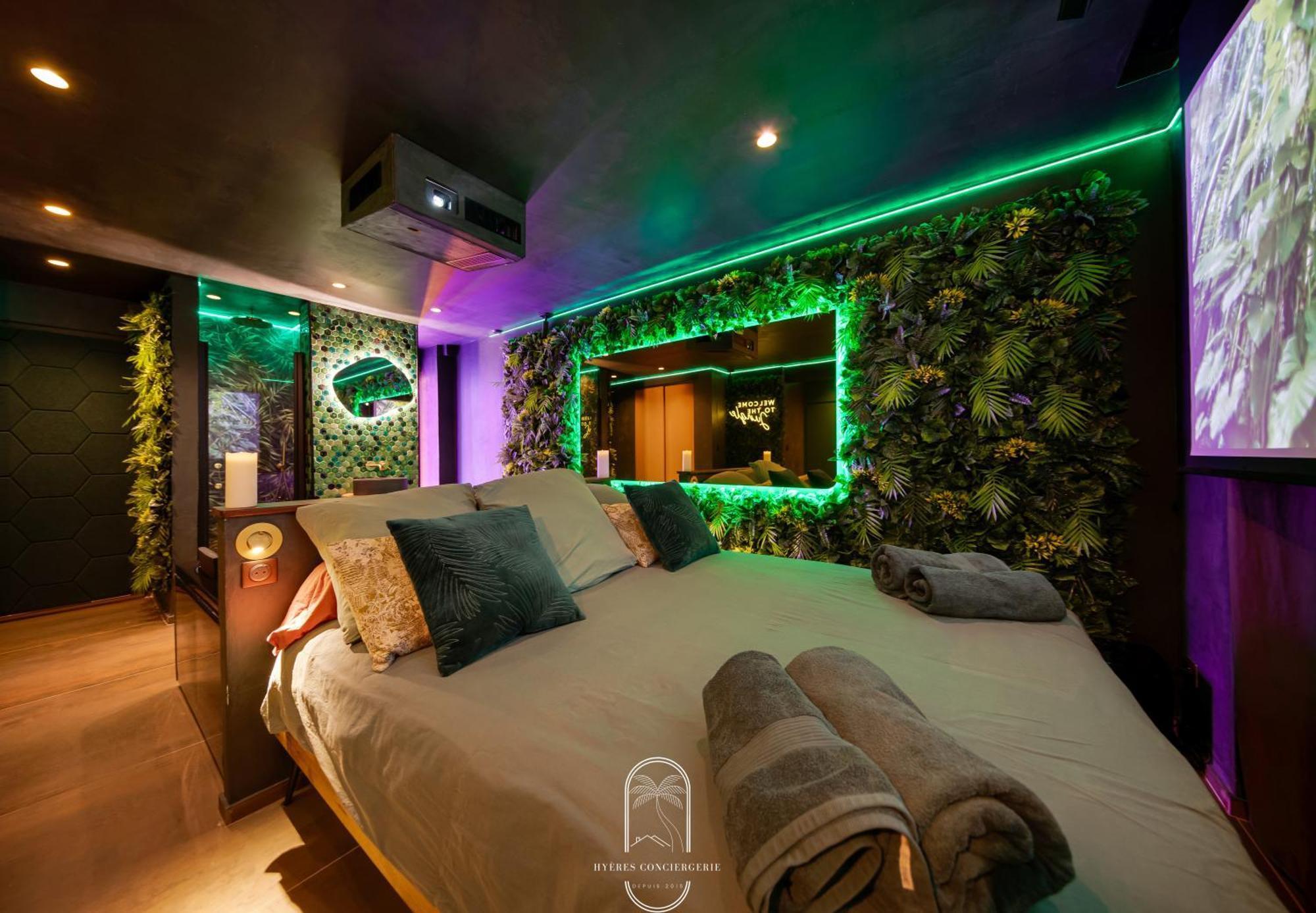 Jungle Balneo/cinema By Hc Hyères